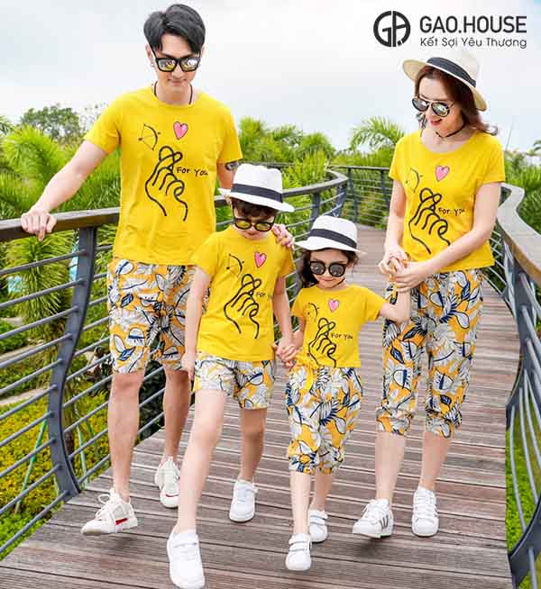 Áo gia đình đi biển hoạ tiết bắn tim màu vàng GF1860079