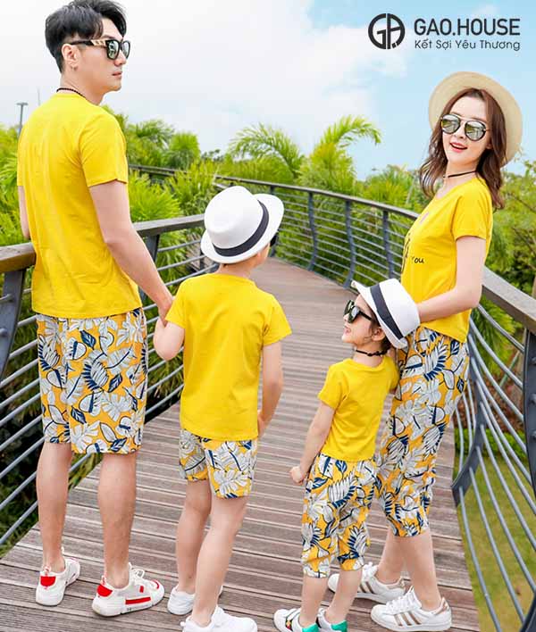 Áo gia đình đi biển hoạ tiết bắn tim màu vàng GF1860079