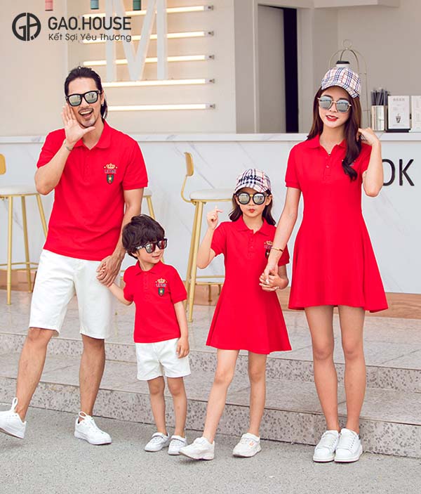 Áo váy gia đình có cổ màu đỏ dáng xòe